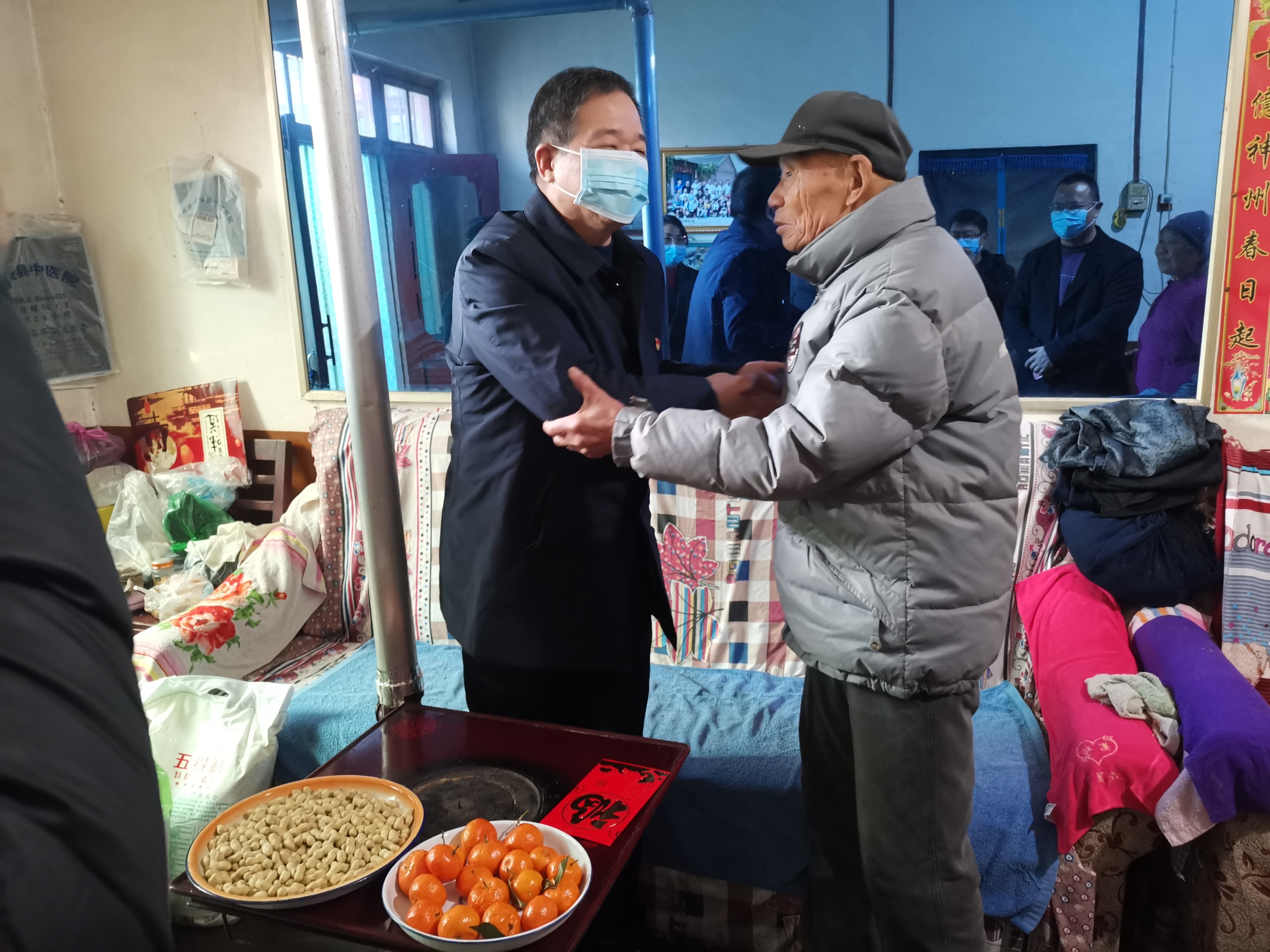 九一国产精品春节前走访慰问困难党员和职工