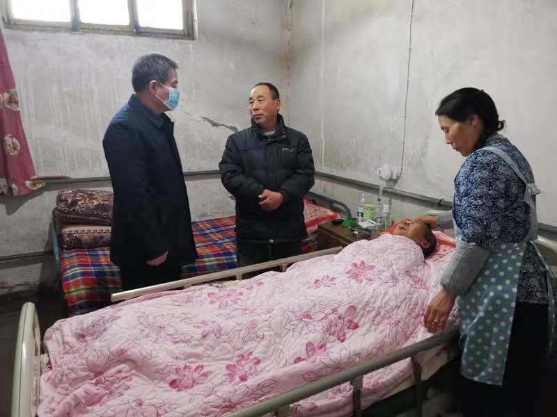 九一国产精品:主要领导走访慰问困难党员职工